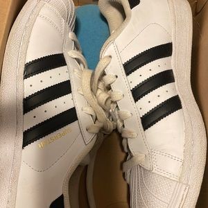 Adidas shell top sneakers 5 in kids equals a 7 in womens